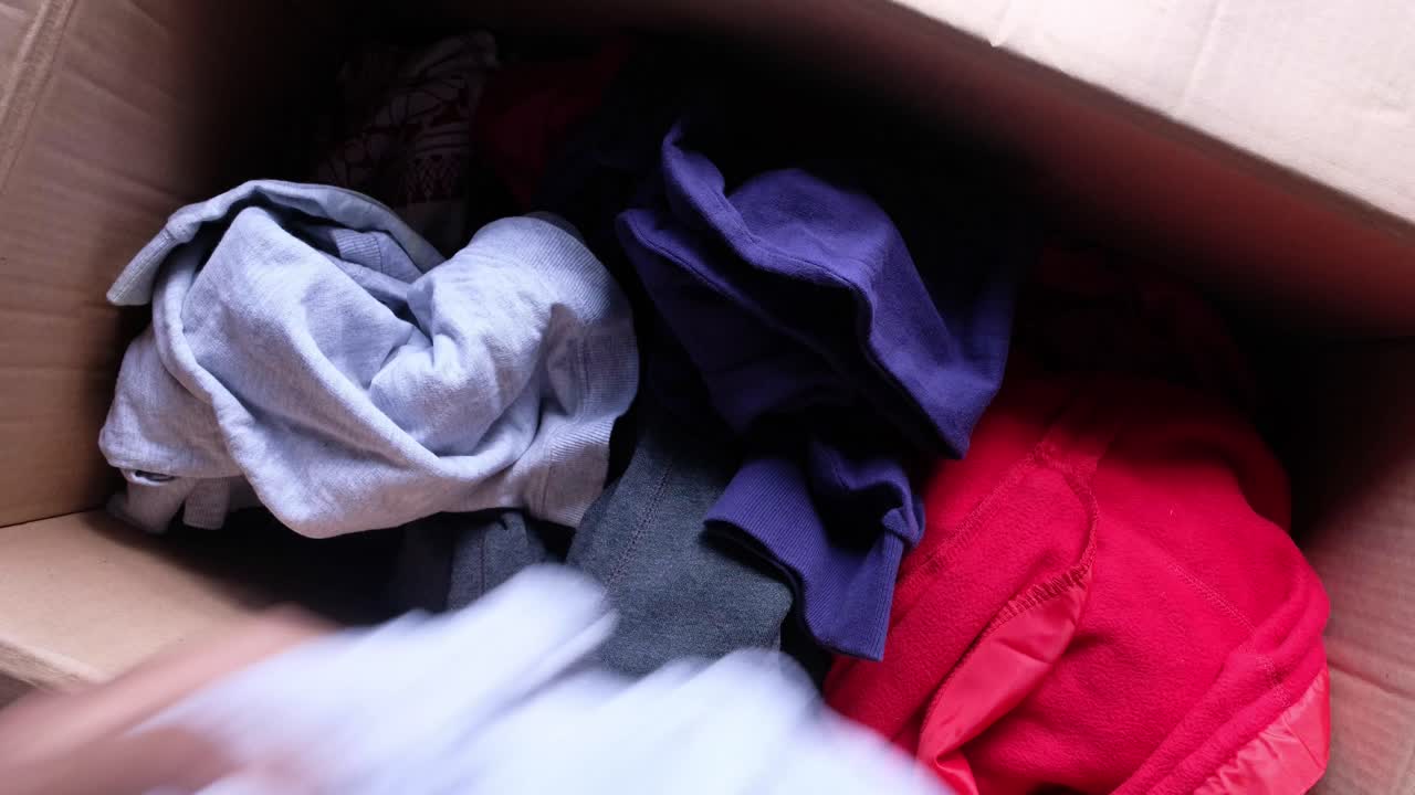 옷과 함께 기부 상자