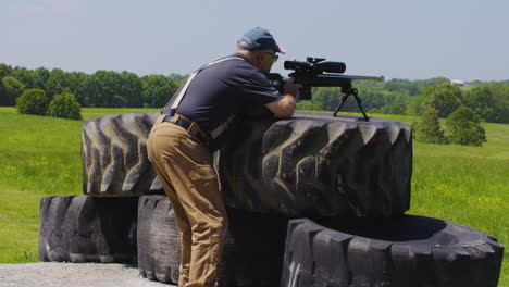 Schütze-Positioniert-Das-Gewehr-Am-Schusspunkt-Während-Des-Präzisionsgewehr-Serienspiels-In-Leach,-Oklahoma