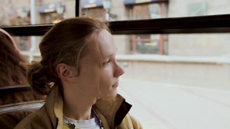 vista de cerca del joven en el autobús