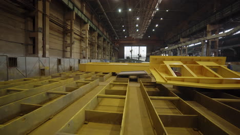 interior de la fábrica industrial con piezas metálicas amarillas