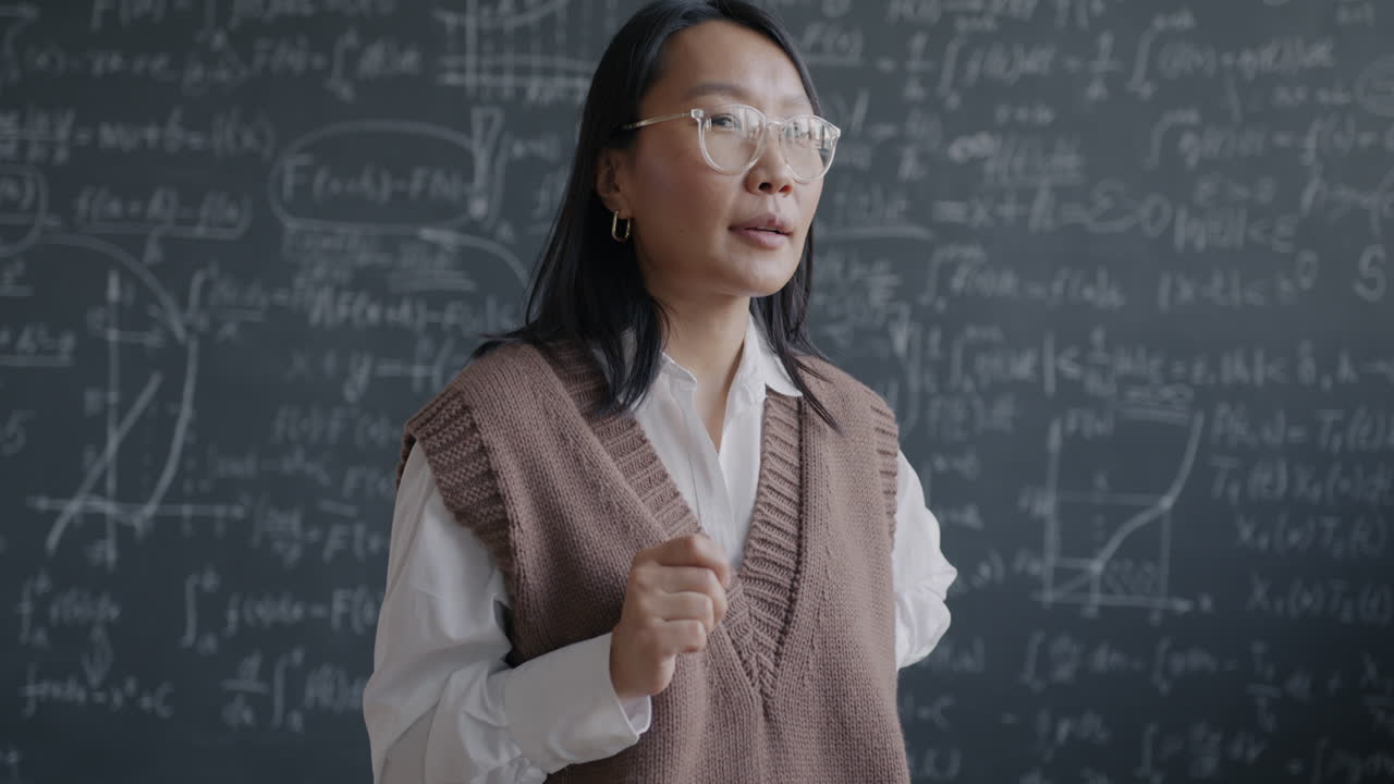 教室で数学を説明する教師