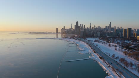 Pan-Up-Zeigt-Die-Skyline-Von-Chicago-Von-Oben-Während-Des-Polarwirbels-2021