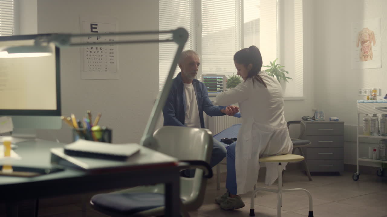 병원에 있는 노인 환자의 맥박을 확인하는 의사, 심장 박동을 검사하는 의사