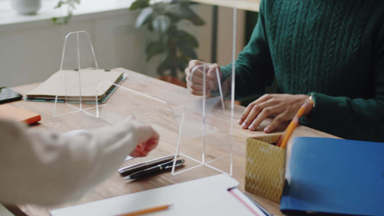 reunión de negocios con barrera protectora