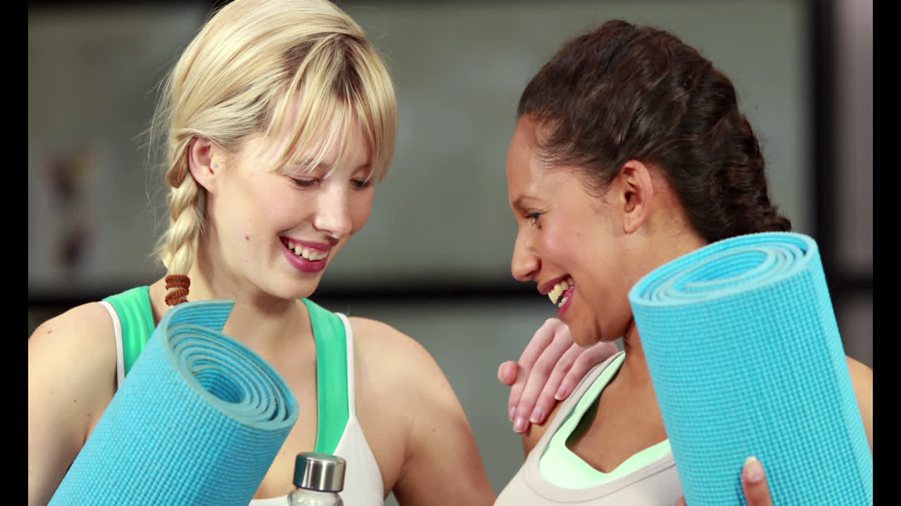 피트니스 스튜디오 에 있는 임신 한 여자