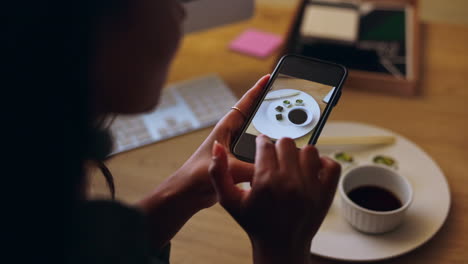 teléfono, mujer o influencer de las redes sociales tomando