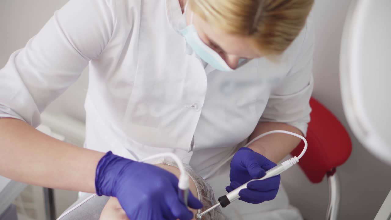 cosmetólogo suaviza las arrugas con microcorrientes. procedimiento de hardware en cosmetología. peeling, fonoforesis, masaje y lifting facial en una clínica de belleza.