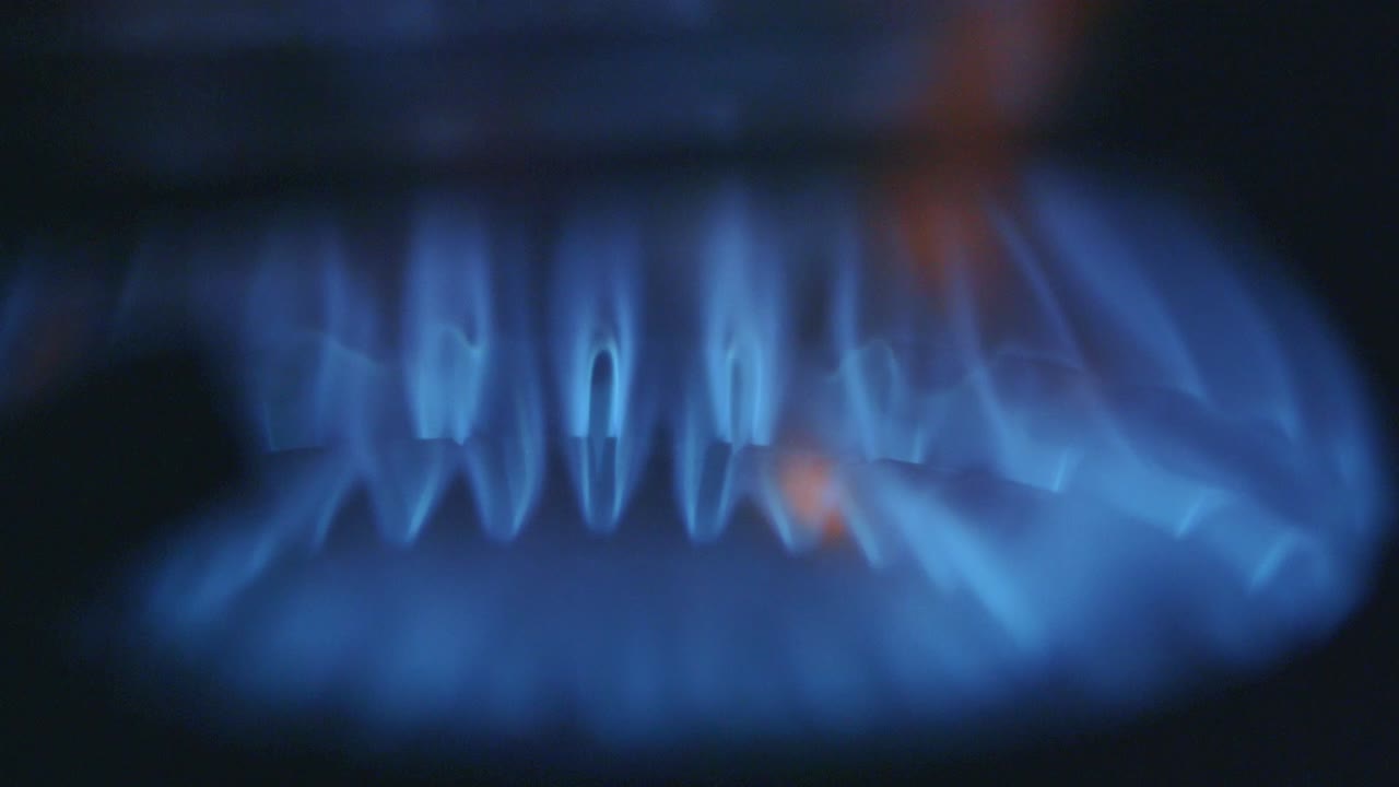 스토브에 불이 타고 있습니다.