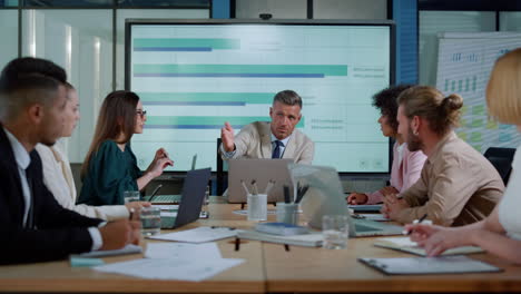 manager and coworkers discussing financial strategy. business team meeting.