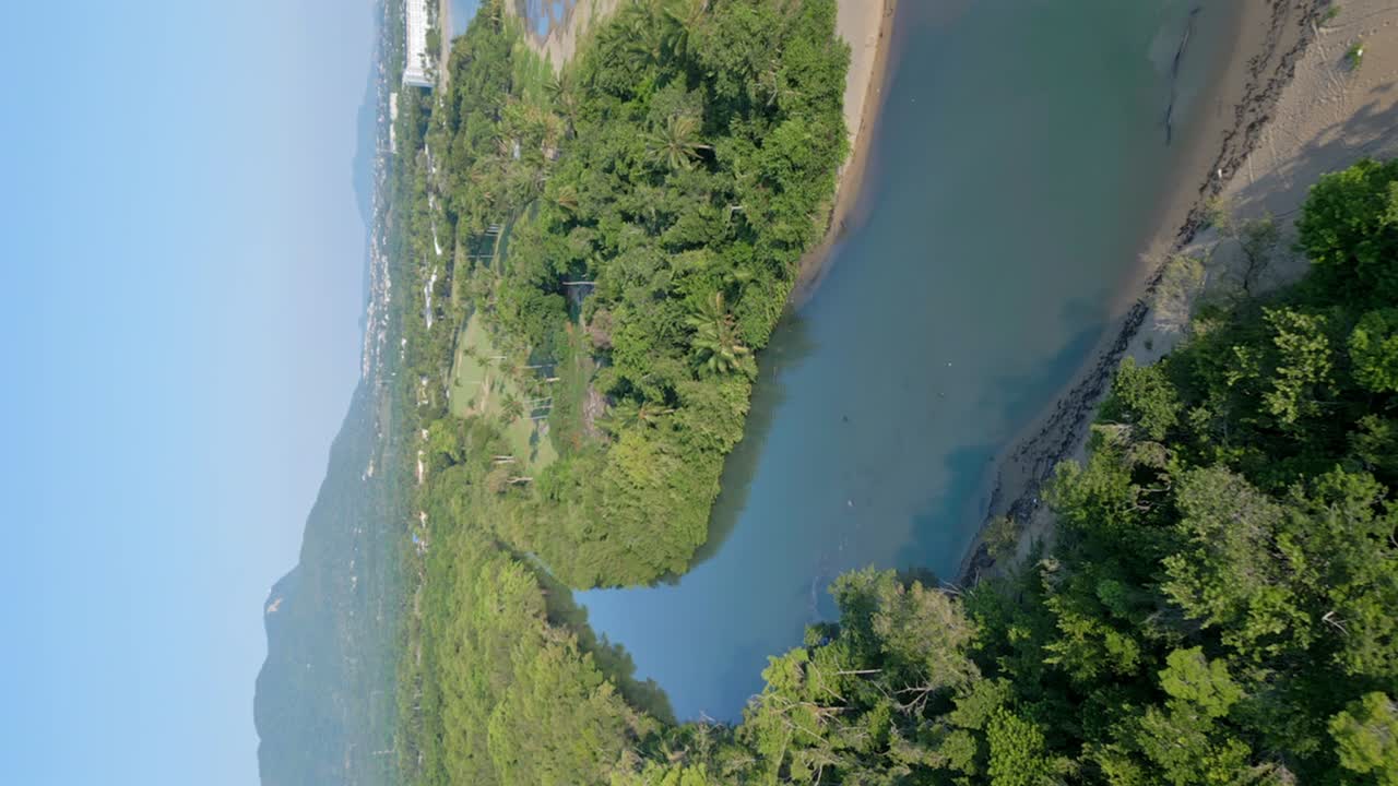 vista vertical de la desembocadura del río muñoz en la provincia de puerto plata, república dominicana