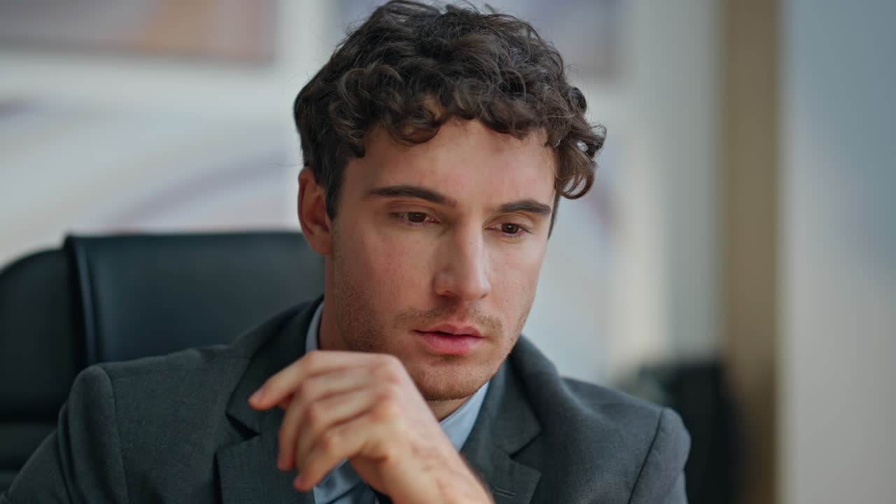 Uomo felicissimo che reagisce emotivamente in ufficio in primo piano. Vincitore entusiasta che esulta.