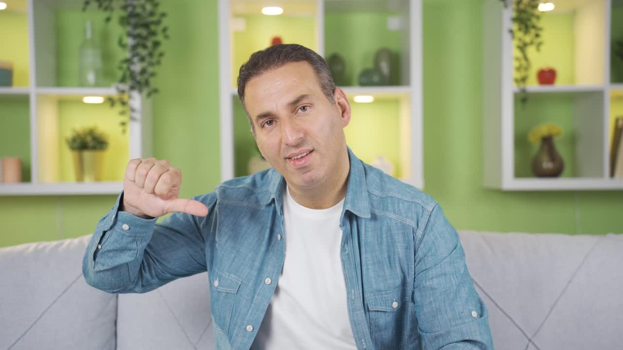 부정적인 남자는 집에서 좋아하는 것을 표현합니다.