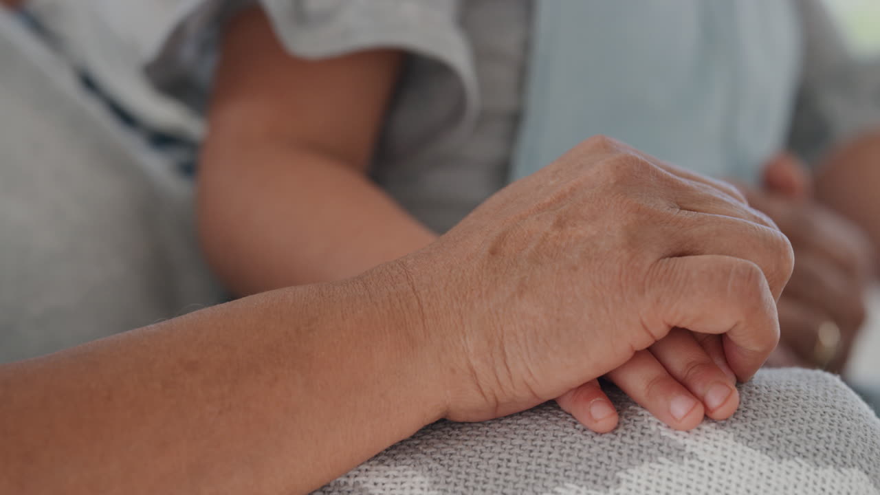 할머니가 아이와 손을 잡고 손녀에 대한 동정심을 보여주는 가족 지원 개념 인식할 수 없는 사람들 4k