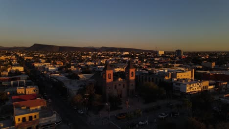 antena: puesta de sol sobre los edificios de la ciudad de la paz en baja california sur, méxico