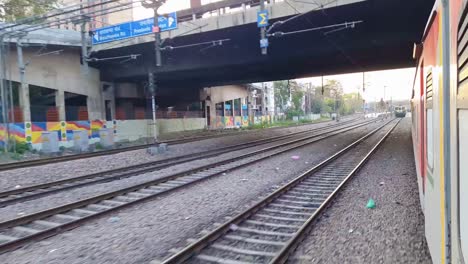 Personenzug-Fährt-Auf-Gleisen-Am-Morgen-Beim-Überqueren-Der-Brücke.-Das-Video-Wurde-Am-4.-August-2022-Am-Bahnhof-Neu-Delhi-Aufgenommen