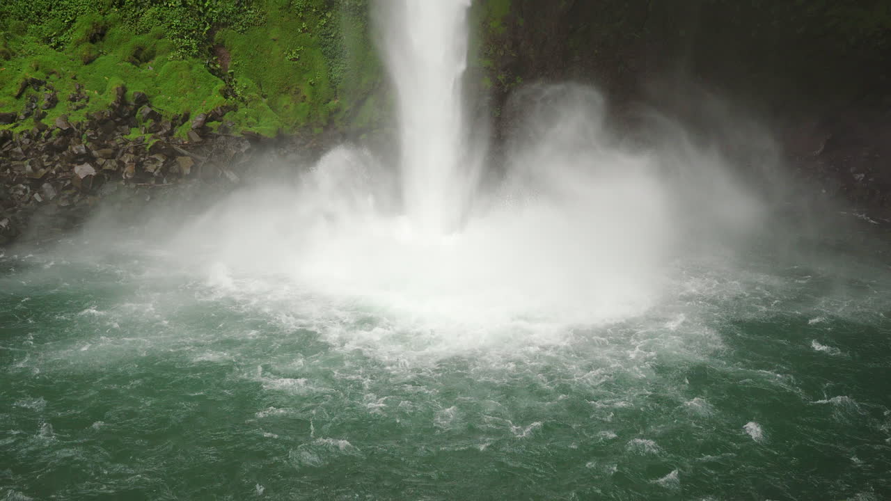 primer plano de la cascada de la fortuna, el agua golpea la superficie del lago, alejándose