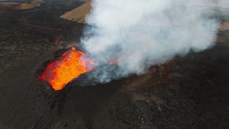 vista panorámica aérea sobre el volcán en erupción en litli-hrutur, islandia, con lava y humo surgiendo