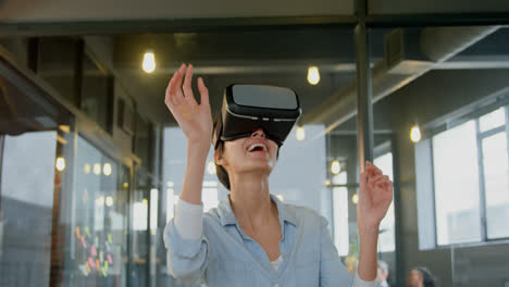 mujer ejecutiva usando auriculares de realidad virtual en la oficina 4k