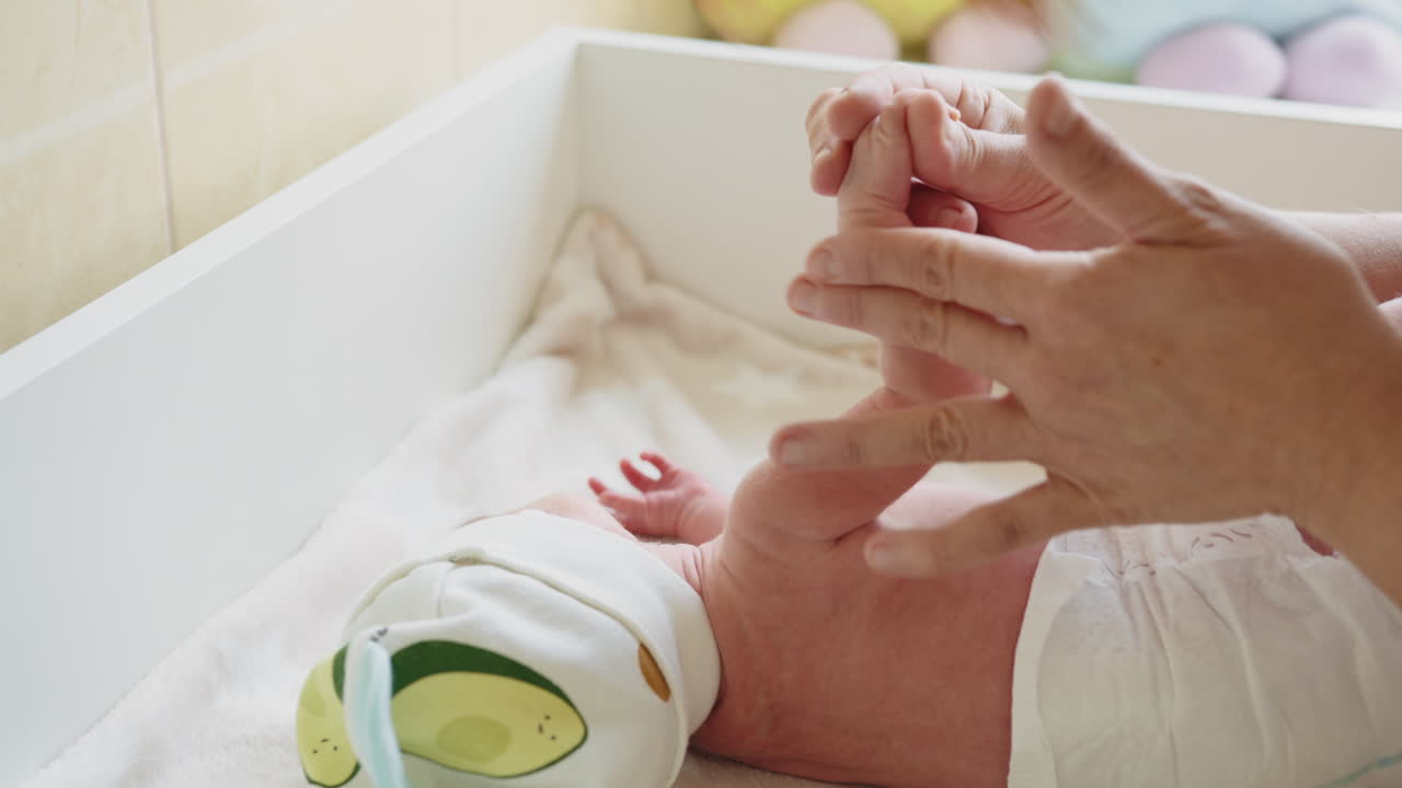 新生児の世話をする