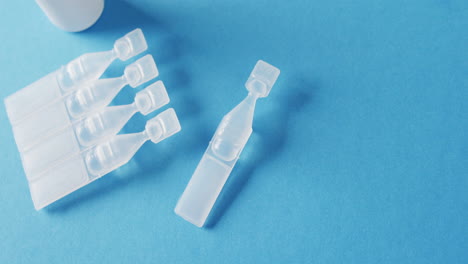 복사 공간과 함께 파란색 배경에 소금  ⁇ 과 드롭퍼 병의 비디오