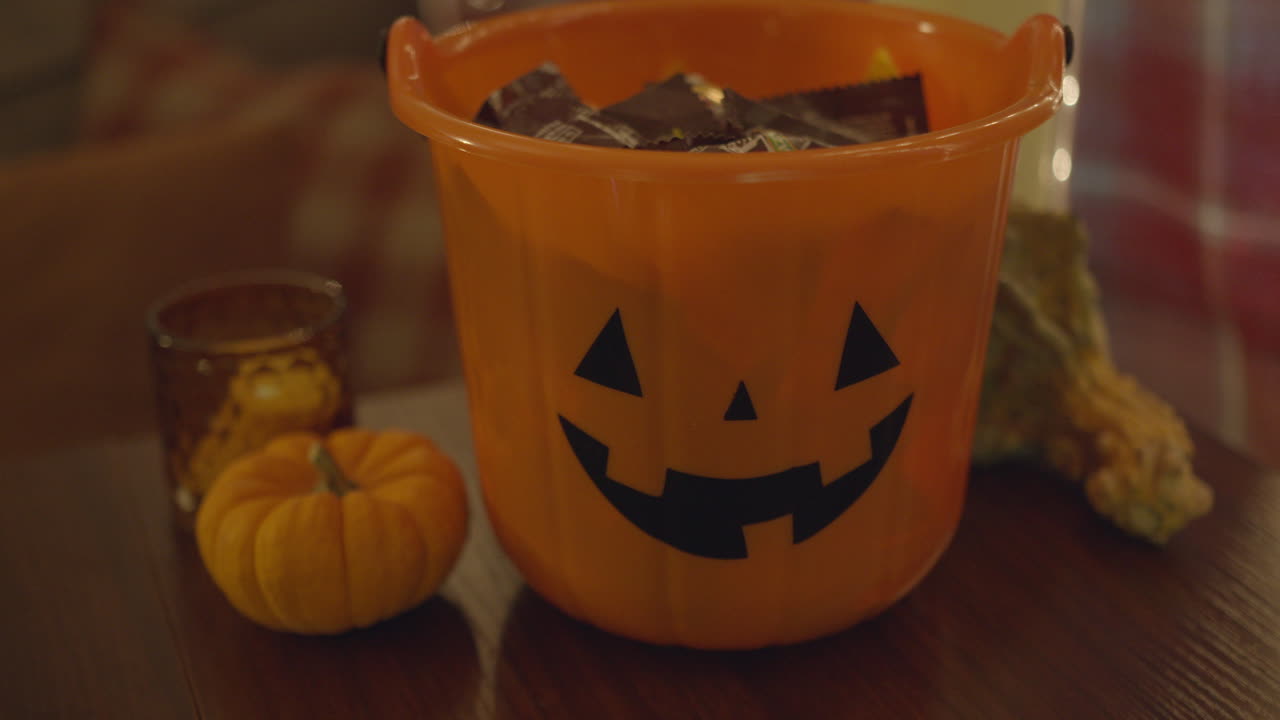 사탕으로 가득 찬 할로윈 양동이의 극단적인 클로즈업 팬