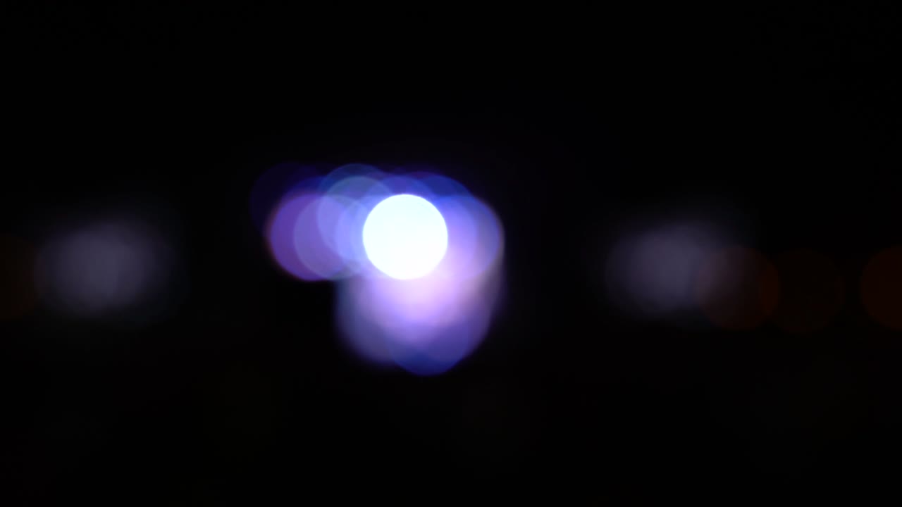 tráfico de bokeh borroso en la carretera por la noche en una gran ciudad,