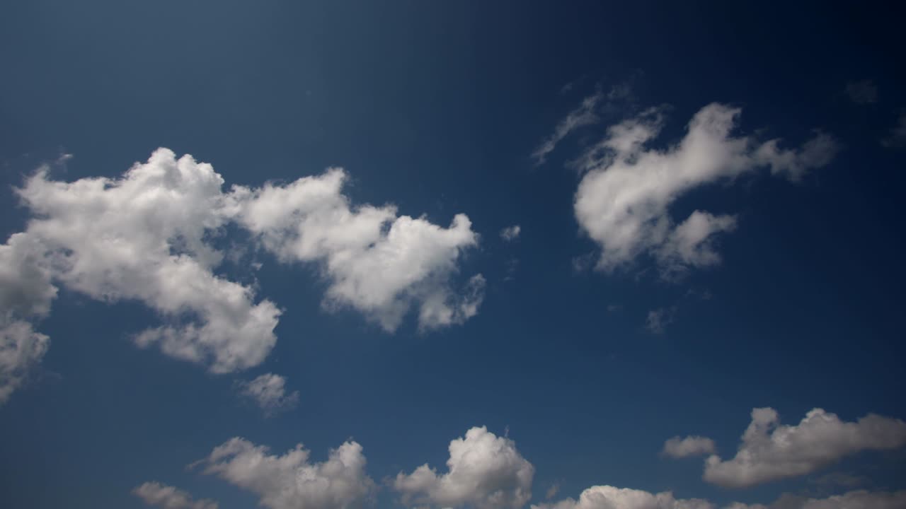 nubes blancas sobre el cielo azul - lapso de tiempo