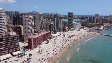 foto panorámica del desarrollo urbano en la playa de calpe, españa