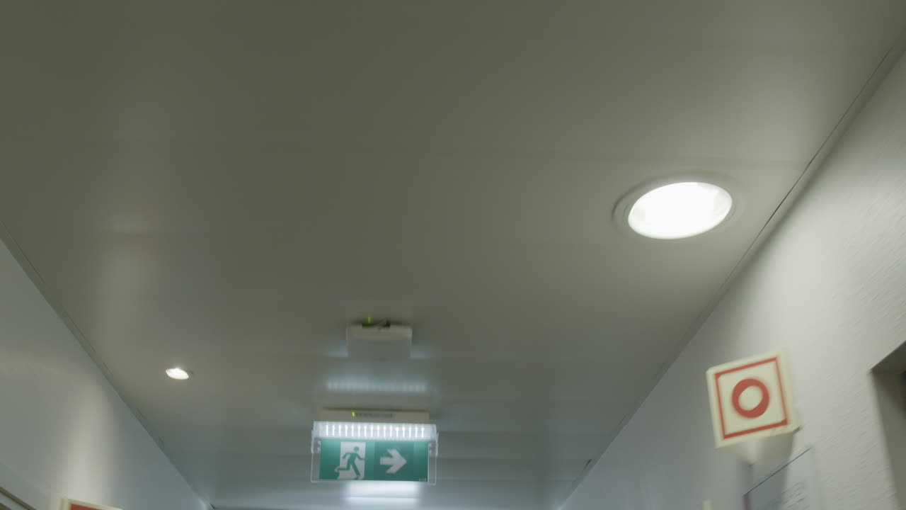 señal de salida de emergencia del pasillo del hospital y techo