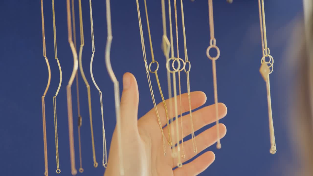 cliente femenino mirando joyas en una tienda boutique 4k