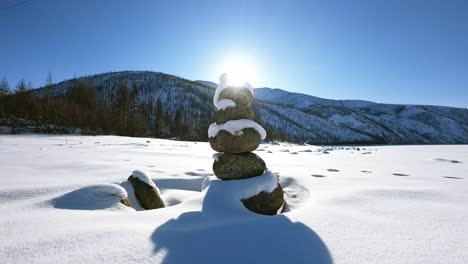 Sonnenaufgang,-Steinpyramide-In-Schneebedeckten-Bergen:-Faszinierendes-Bild,-Das-Zu-Neuen-Entdeckungen-Anregt