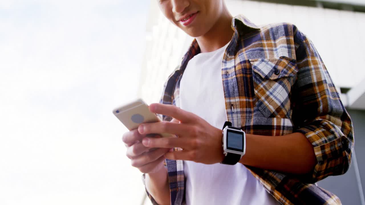 un hombre enviando mensajes de texto en su teléfono inteligente