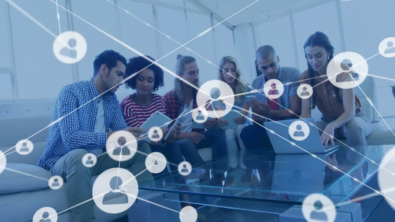 animación de la red de conexiones con personas iconos sobre diversas personas de negocios con portátil