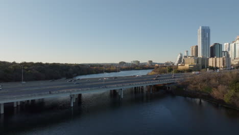 Luftaufnahme-Der-Autobahn-I35-Mit-Verkehr,-Der-Den-Lady-Bird-Lake-River-Neben-Der-Innenstadt-Von-Austin,-Texas-überquert