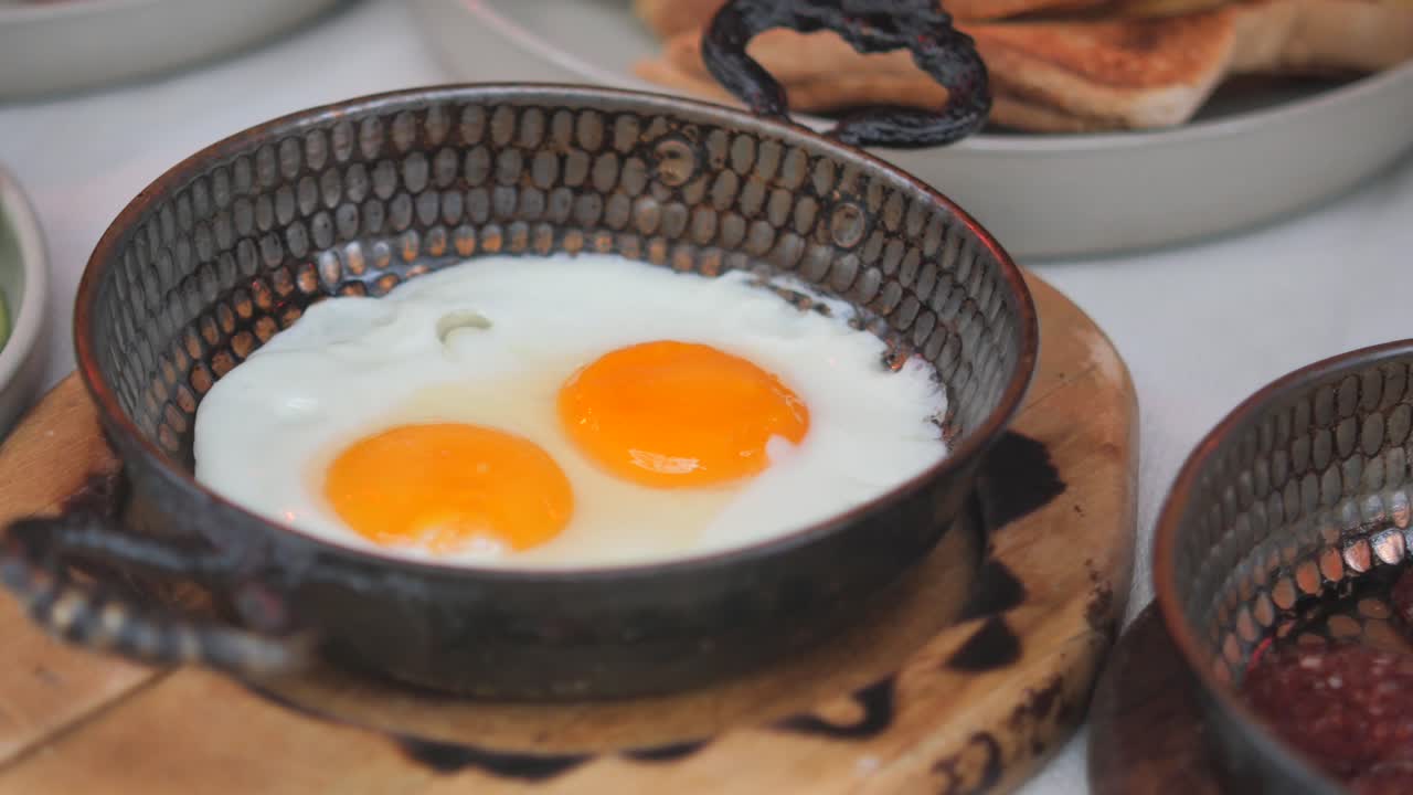 Dua Telur Mata Sapi yang Dimasak di Wajan Kecil untuk Sarapan