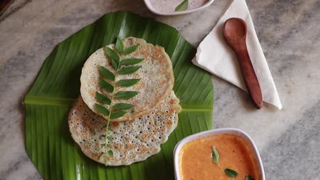 Drehset-Dosa-Ist-Ein-&#39;Set&#39;-Aus-2-Dosas-Mit-Butter-Oder-Ghee-Und-Chutney-Auf-Schönem-Hintergrund