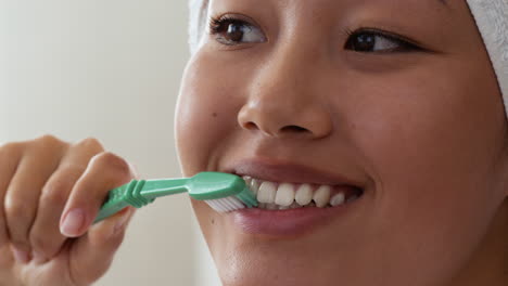 una mujer cepillándose los dientes.