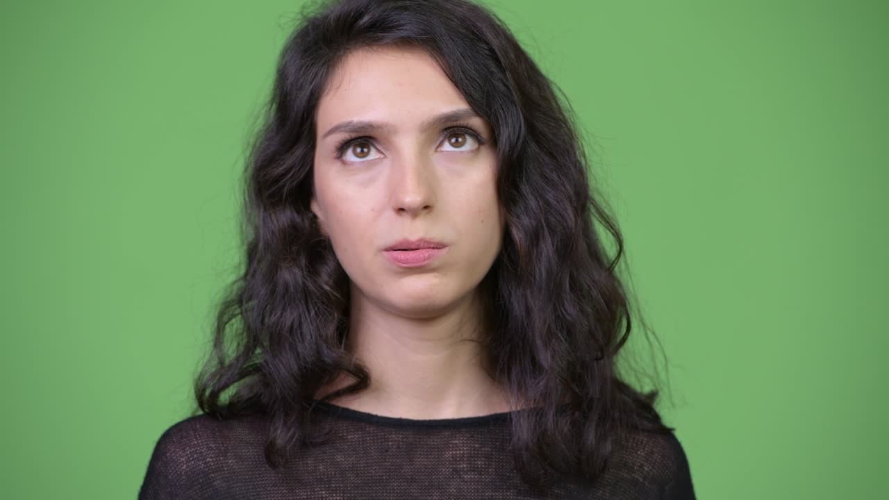 una joven hermosa que parece aburrida.