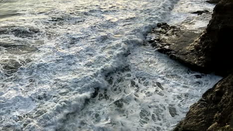 Waves-breaking-on-the-rocky-shore-in-el-Tunco,-in-El-Salvador