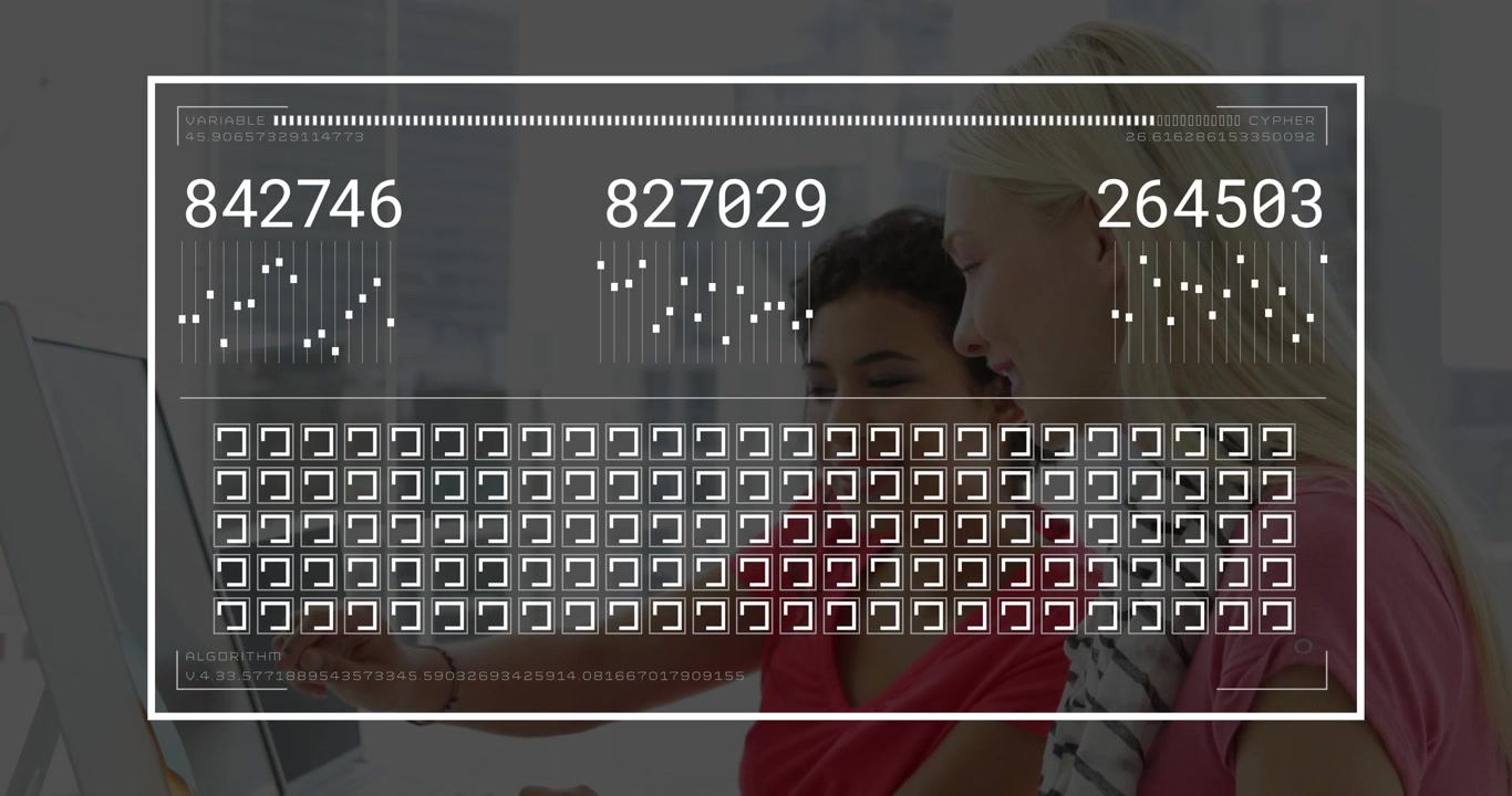 Video verticale: Aggiornamento dati, due donne monitorano i cambiamenti numerici dell'HUD a una scrivania, maglia rossa, sciarpa rosa