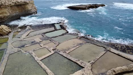 Vista-De-Drones-De-Salinas-En-La-Isla-De-Malta