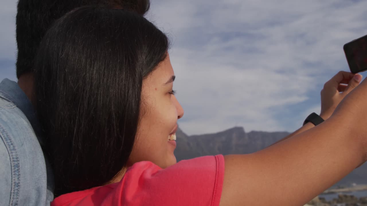 젊은 부부가 셀카를 찍고 있습니다.