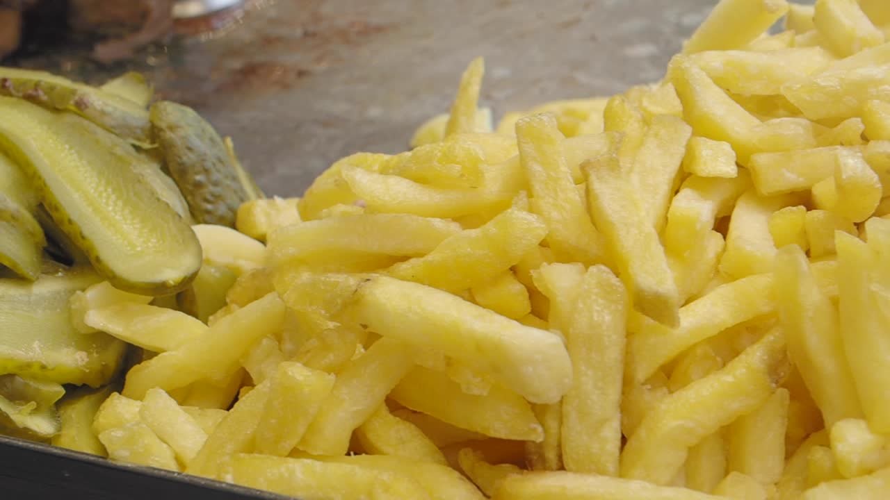 Una pila di patatine fritte d'oro