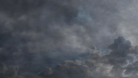 Relámpago-Durante-Una-Tormenta-En-La-Noche-En-El-Cielo-Oscuro-Ultra-Hd