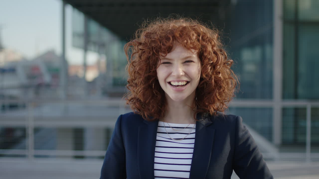 hermosa mujer de negocios retrato riendo alegremente exitoso estudiante corporativo