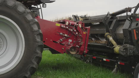 combine harvester attaching header for crop harvesting