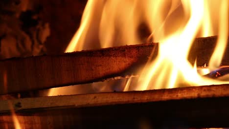 Flammen-In-Einem-Heimischen-Holzofen.-Vereinigtes-Königreich