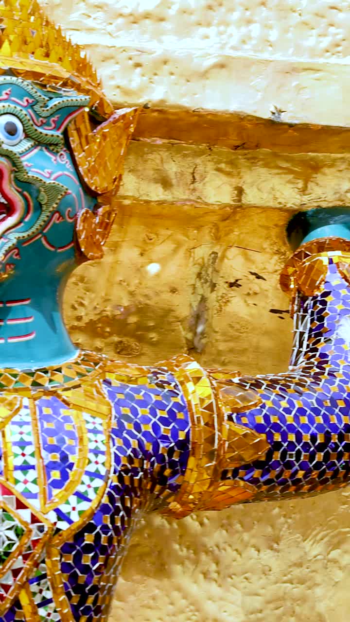 estatuas coloridas que apoyan la estructura del templo dorado