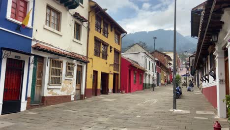 fachada típica de las casas coloniales en el barrio de la candelaria de bogotá, colombia