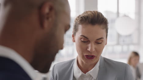 hermosa mujer de negocios saludando a los clientes charlando disfrutando del desarrollo de asociaciones corporativas discutiendo proyectos en el espacio de trabajo de la oficina moderna